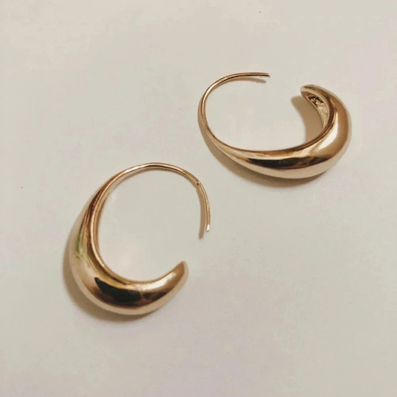 Gold crescent hoop tapered earrings - Picture 3 of 4